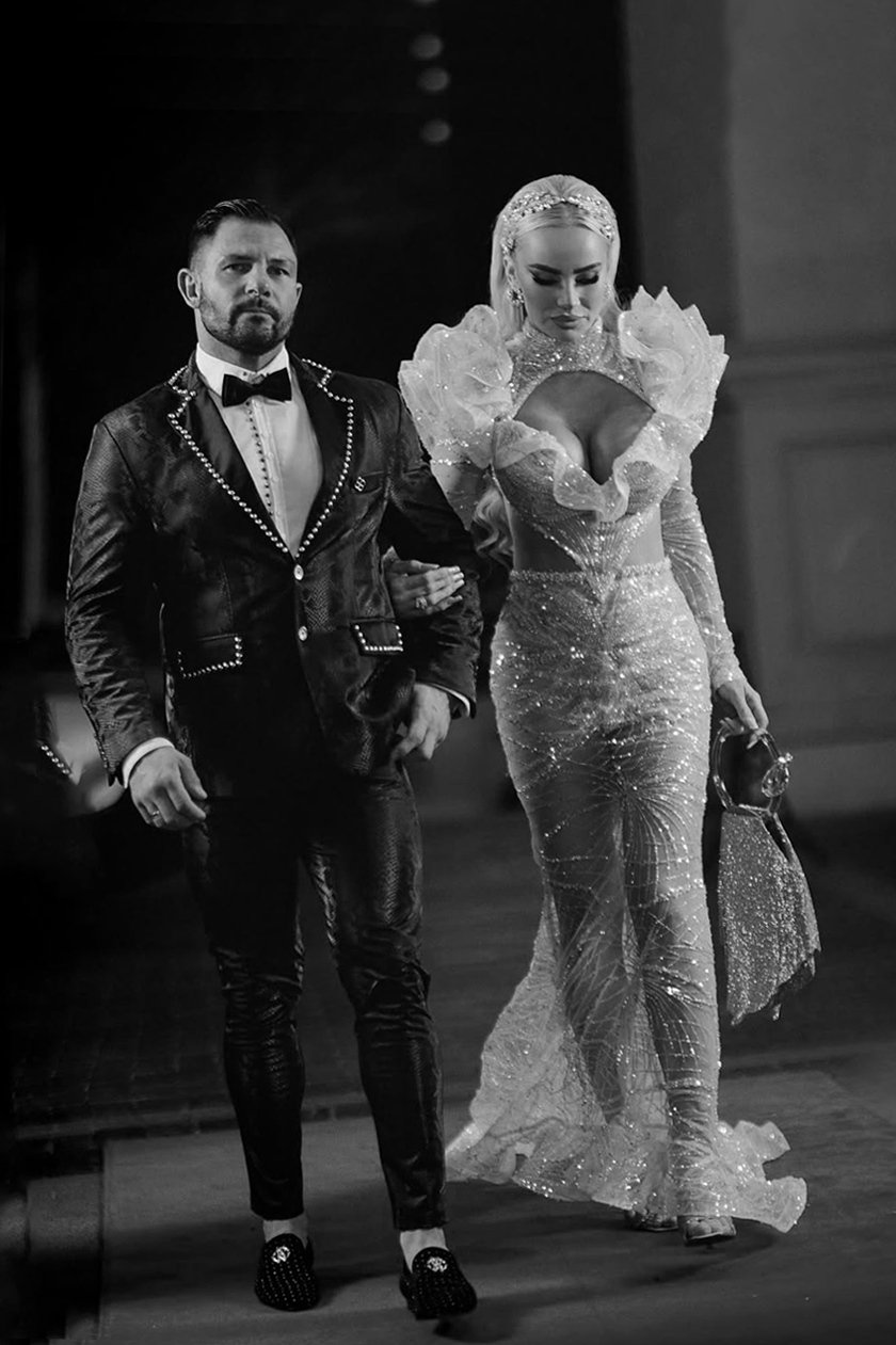 At The Globe Gala, Izabela Macudzinska-Borowiak is awarded “Creative Fashion Designer of the Year” for redefining modern fashion.