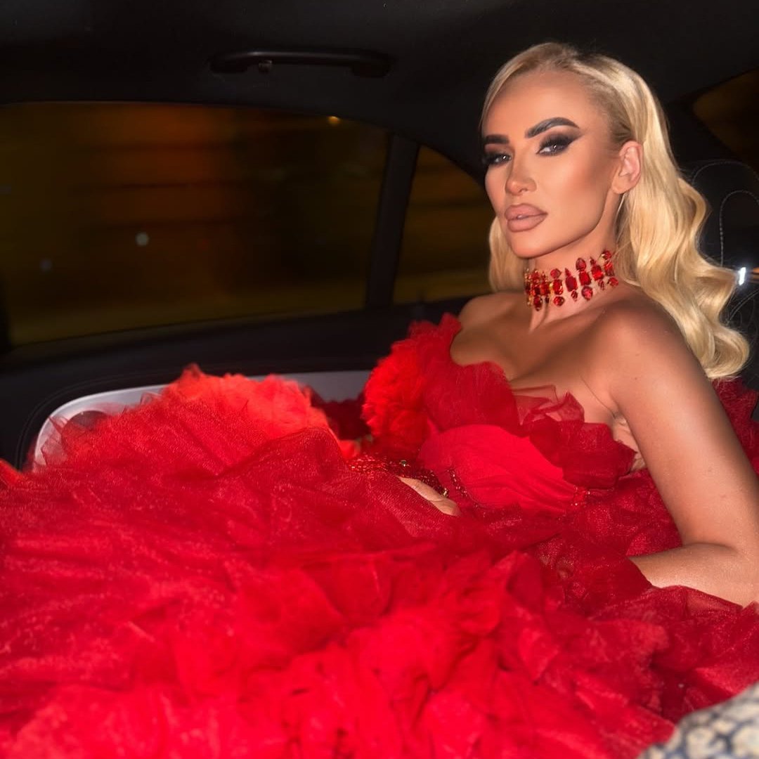 At The Globe Gala, Izabela Macudzinska-Borowiak is awarded “Creative Fashion Designer of the Year” for redefining modern fashion.