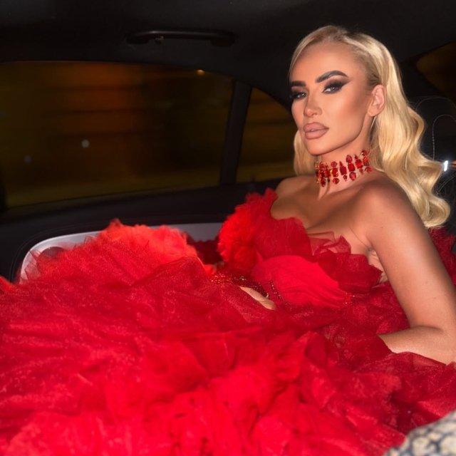 At The Globe Gala, Izabela Macudzinska-Borowiak is awarded “Creative Fashion Designer of the Year” for redefining modern fashion.